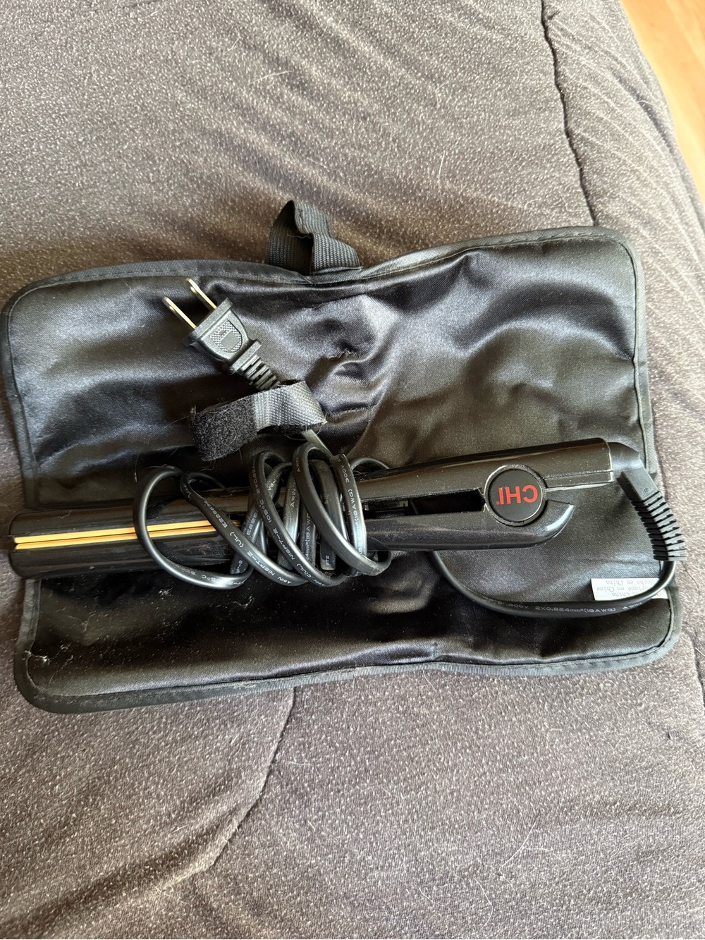 CHI Black Ceramic Hair Straightener with Carry Pouch. TRAVEL SIZE.